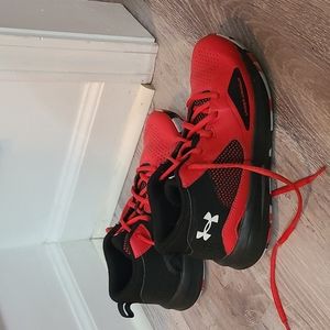 Under Armor like new boys sneakers